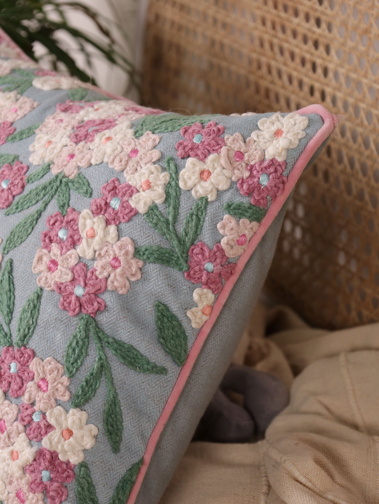 SHORT FLOWER EMBRODERED CUSHION