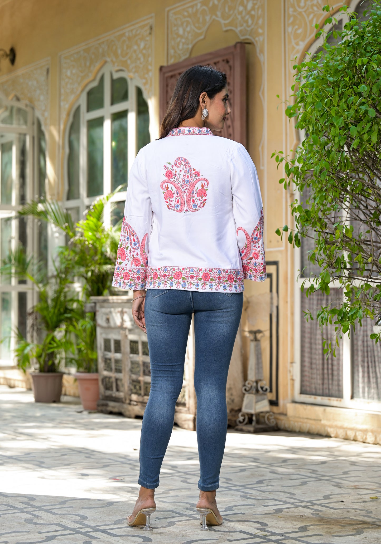 CHICK PINK EMBROIDERED WHITE JACKET