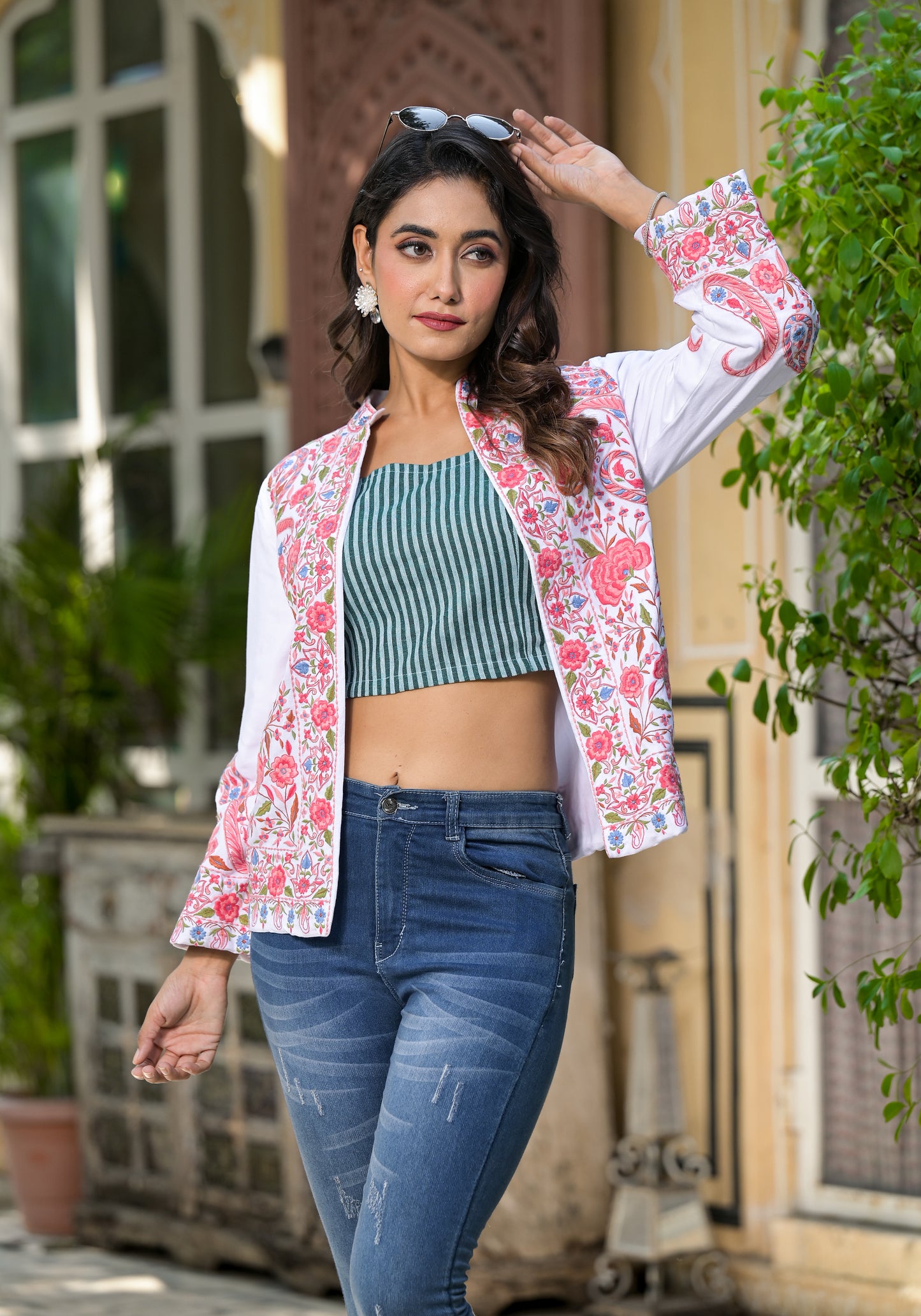 CHICK PINK EMBROIDERED WHITE JACKET