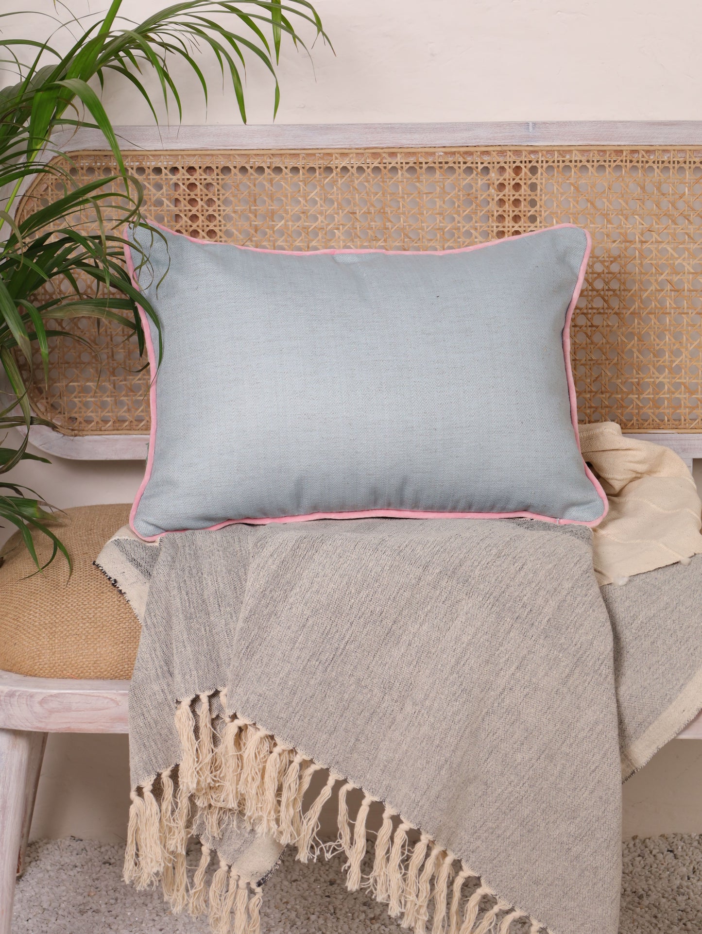 SHORT FLOWER EMBRODERED CUSHION